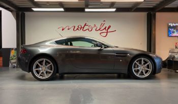 ASTON MARTIN V8 VANTAGE – 4.3 – BVM – 390 CH plein